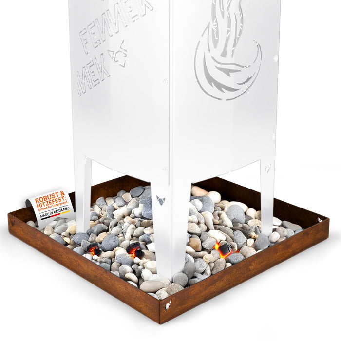 Freisteller der FENNEK Aschewanne für die Feuersäulen aus Stahl. In der Aschewanne liegt symbolisch etwas Kies und Steine sowie Glutreste. Er ist robust und hitzefest und schützt perfekt den Untergrund unter der Feuersäule. Natürlich Made in Germany.
