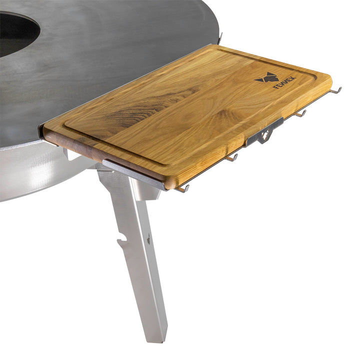 BBQ Brett- und Besteckhalter aus Edelstahl mit Schneidebrett aus Holz, passend für FENNEK Feuerplatte 96 cm.