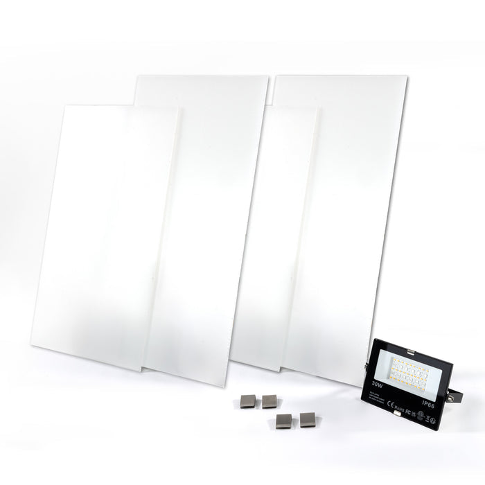 Zu sehen ist der Lieferumfangs den LED Lichtsets für die FENNEK Feuersäulen: zwei kleine und zwei große Plexiglasscheiben, vier Klemmen und das LED Licht. Das LED Lichterset ermöglicht eine farbenfrohe Atmosphäre und das ganz ohne Feuer.