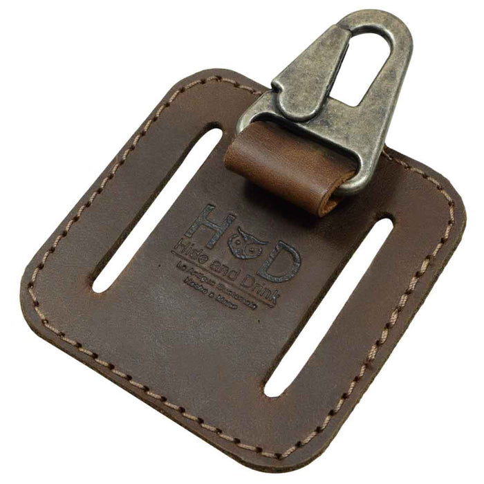 Front view of the elegant Belt Key Holder by Hide & Drink, highlighting the vintage keychain clasp attached to a sturdy leather backing. This handmade accessory combines classic travel essentials with artisan craftsmanship from La Antigua Guatemala & Oaxaca Mexico.