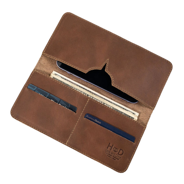 Detailed interior view of the rustic bifold wallet for cellphone by Hide & Drink, designed for effective organization. This Bifold Wallet for Cellphone, constructed from Full Grain Leather, merges functionality with artistic flair. Proudly made in small batches by artisans in La Antigua Guatemala & Oaxaca Mexico.