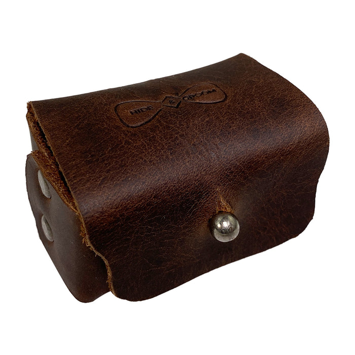 Angle view of a rustic cufflinks case by Hide & Groom, featuring the quality stitching and leather texture. Perfect for protecting men's accessories, this cufflinks case is handmade for durability and aesthetics. Rustic Cufflinks Case - Protective Storage for Shirt Studs, Men's Accessories, Full Grain Leather, StockyardX, Small Batch Production, Hand Cut, Hand Sewn, Fire Branded, Artisan, Handmade in La Antigua Guatemala & Oaxaca Mexico.