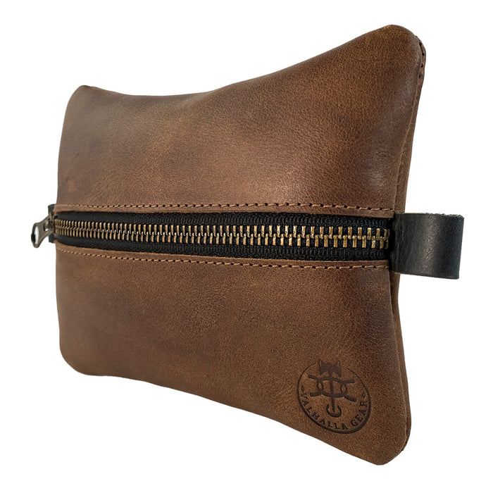 Side view of the EDC Zippered Pouch by Valhalla Gear, featuring premium full grain leather and a durable zipper. This accessory bag is designed to hold essentials and small tools, showcasing artisan craftsmanship with hand cut and hand sewn techniques. Proudly handmade in La Antigua Guatemala.