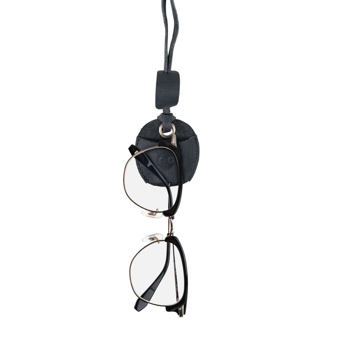Hide & Drink Eyeglasses Holder featuring a chic neck strap design for easy access to eyeglasses. This Eyeglasses Holder is suitable for both men and women, crafted from durable full grain leather. Handmade in La Antigua Guatemala & Oaxaca Mexico.