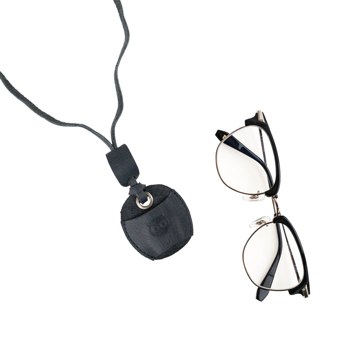 Hide & Drink Eyeglasses Holder presented elegantly, highlighting craftsmanship and practical use. A stylish Eyeglasses Holder made of high-quality full grain leather, suitable for both genders. Handmade in La Antigua Guatemala & Oaxaca Mexico.