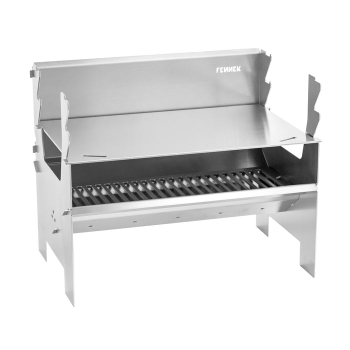 Geschlossene Grillplatte in einem Edelstahl Holzkohlegrill vor weißem Hintergrund