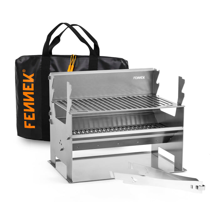 FENNEK 2.0 im Set mit mobilen Grill, Tragetasche und Grillzange, freigestellt auf weißem Hintergrund