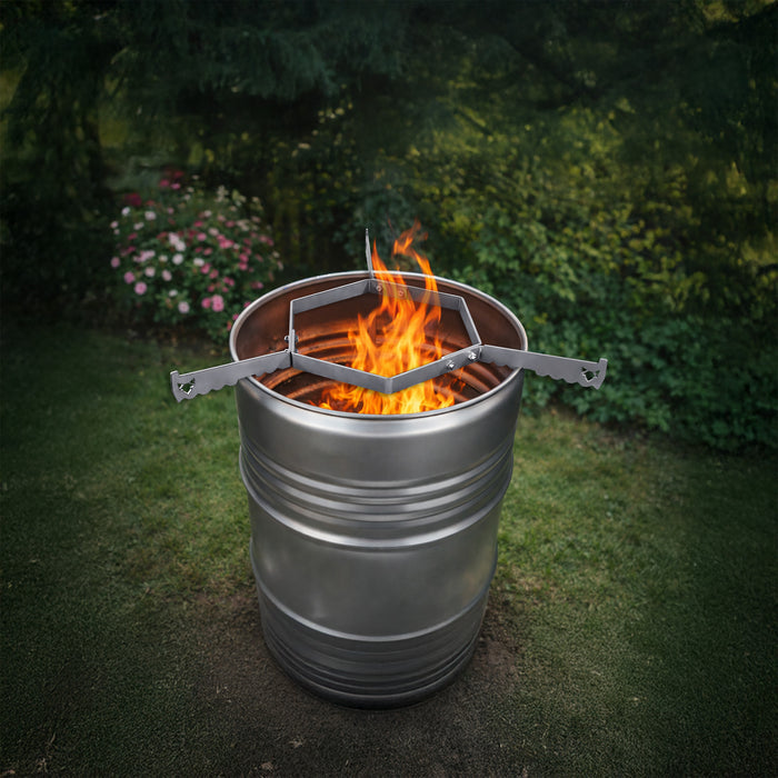 Bild zeigt die FENNEK Auflageleiste für Feuerplatten Ø 96 cm auf der Feuertonne. Die Tonne steht in einem schönen Garten. Die FENNEK Auflageleiste ist die perfekte Ergänzung für deine Feuerplatte und bietet einen stabilen und sicheren Halt. Die massive Stahlkonstruktion ist außerdem Made in Germany.