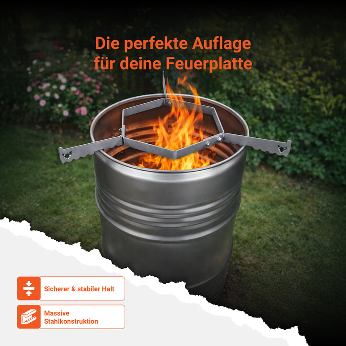 Bild zeigt die FENNEK Auflageleiste für Feuerplatten Ø 96 cm auf der Feuertonne. Die Tonne steht in einem schönen Garten. Die FENNEK Auflageleiste ist die perfekte Ergänzung für deine Feuerplatte und bietet einen stabilen und sicheren Halt. Die massive Stahlkonstruktion ist außerdem Made in Germany.