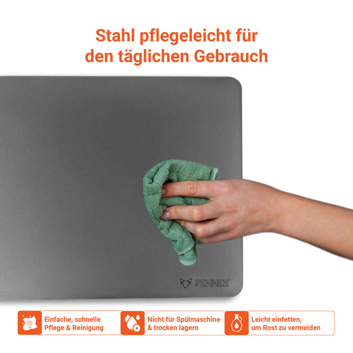 Infografik vom FENNEK Backstahl zeigt, dass der Stahl pflegeleicht und für den täglichen Gebrauch geeignet ist. Man kann ihn einfach abwischen, dann leicht mit Öl einfetten, um Rost zu vermeiden.
