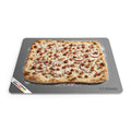 Titelbild vom FENNEK Backstahl mit den Abmessungen 46 x 38 (L x B). Zu sehen ist ein klassischer Flammkuchen, der auf dem Backstahl gebacken wurde. Unten links an der Ecke des Backstahls verdeutlicht eine Banderole, dass der FENNEK Backstahl Made in Germany ist.