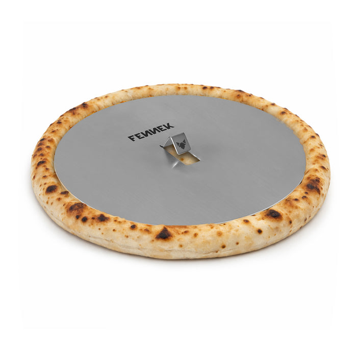 Bild zeigt einen fluffig gebackenen Pizzateig mit einem hohen Rand. In der Teigmitte liegt die FENNEK Blind Bake Edelstahlplatte, die dazu dient, den Teig gezielt zu beschweren und den aufgehenden Rand zu kontrollieren.