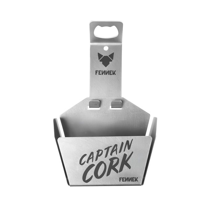 Freisteller vom FENNEK Flaschenöffner Cpt. Cork - Korb vor weißem Hintergrund. Eingraviert ist ein graues FENNEK-Logo sowie der Schriftzug Captain Cork.