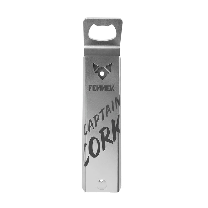 Freisteller vom FENNEK Faschenöffner Captain Cork - Magnet vor weißem Hintergrund in der Frontalansicht. Eingraviert ist der Schriftzug Captain Cork und FENNEK. Das FENNEK-Logo ist aus dem Edelstahl geschnitten.