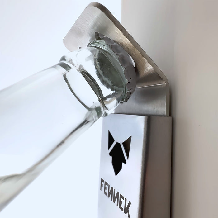 Detail vom FENNEK Captain Cork Flaschenöffner mit Magnet in Aktion. Zu sehen ist, wie eine Flasche an ihm geöffnet wird.