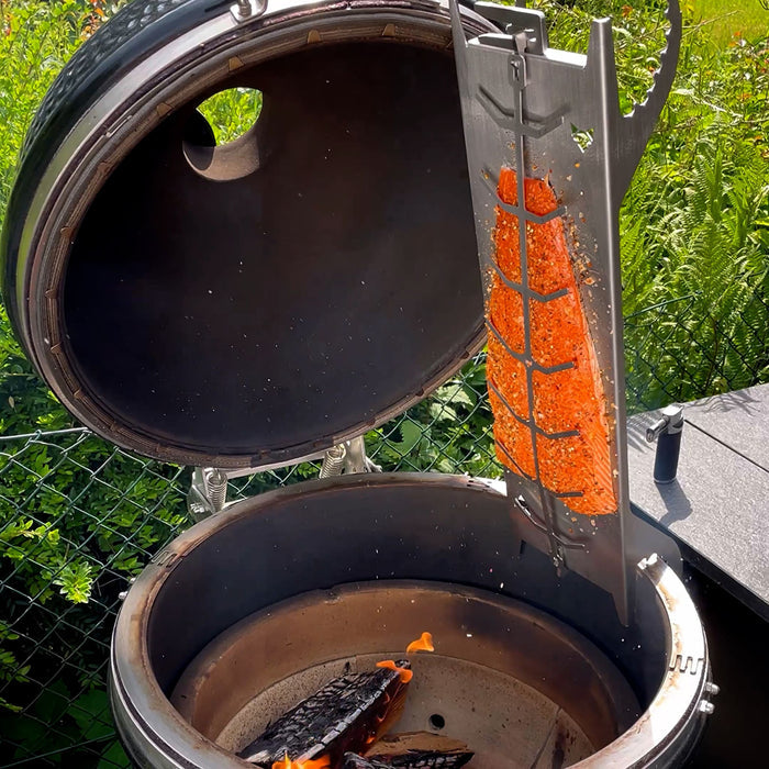 FENNEK Flammlachshalter Breit mit Lachs am Grill hängend