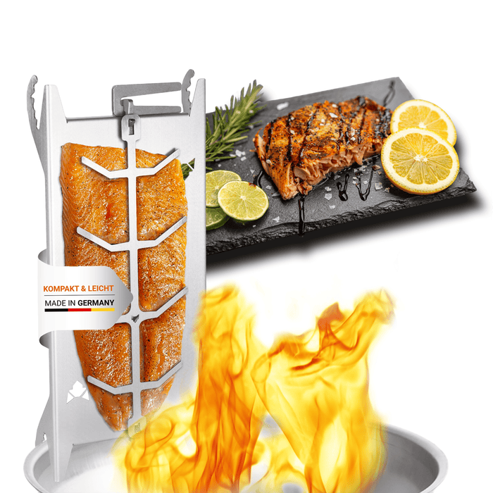 Freisteller vom Flammlachshalter "Shorty" an FENNEK Feuerschale Rustic. Im Hintergrund sieht man fertig zubereiteten Lachs auf einer