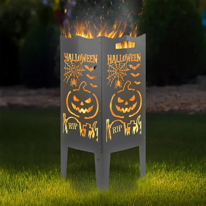 Die FENNEK Halloween Feuersäule steht auf einem Rasen.