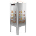 Freisteller der FENNEK Feuersäule personalisiert mit eigenem Text vor weißem Hintergrund. Aus Stahl oder Edelstahl. Made in Germany.
