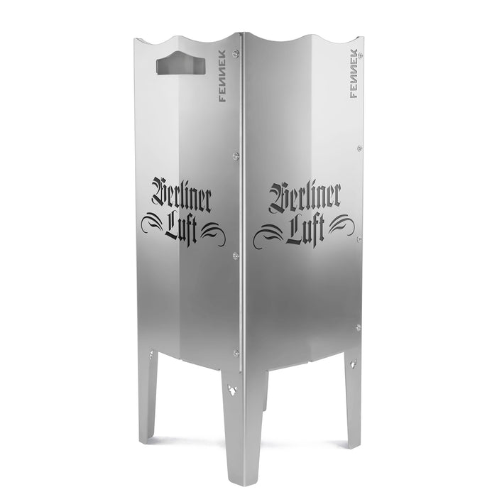 Freisteller der FENNEK Berliner Luft Feuersäule mit ausgelasertem Schriftzug "Berliner Luft" in altdeutscher Schrift. Die Feuersäule ist Made in Germany und wahlweise in Edelstahl oder Stahl erhältlich.
