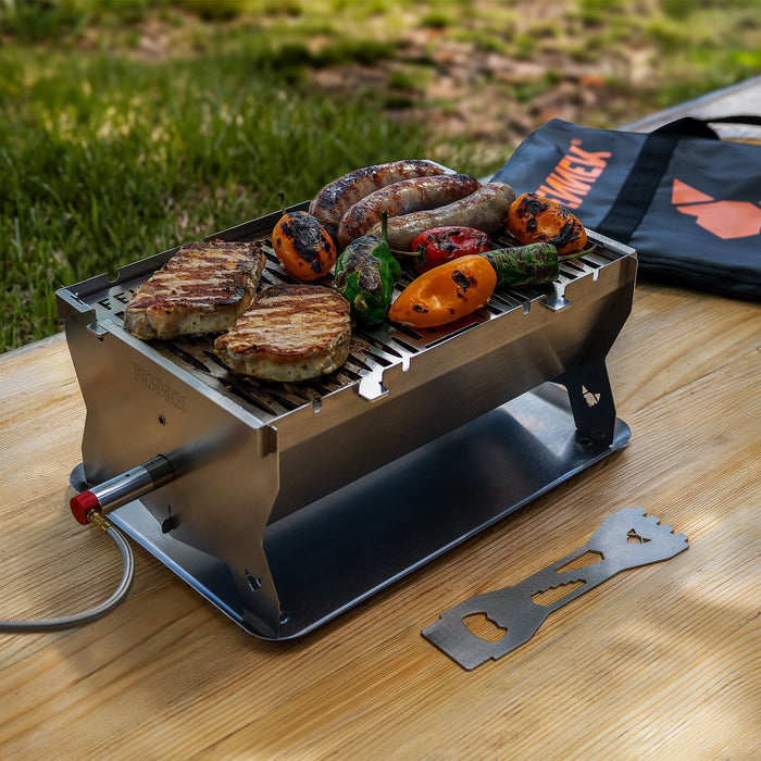 Gegrilltes Fleisch auf dem FENNEK Gasgrill mit sichtbarer Edelstahl-Grillfläche