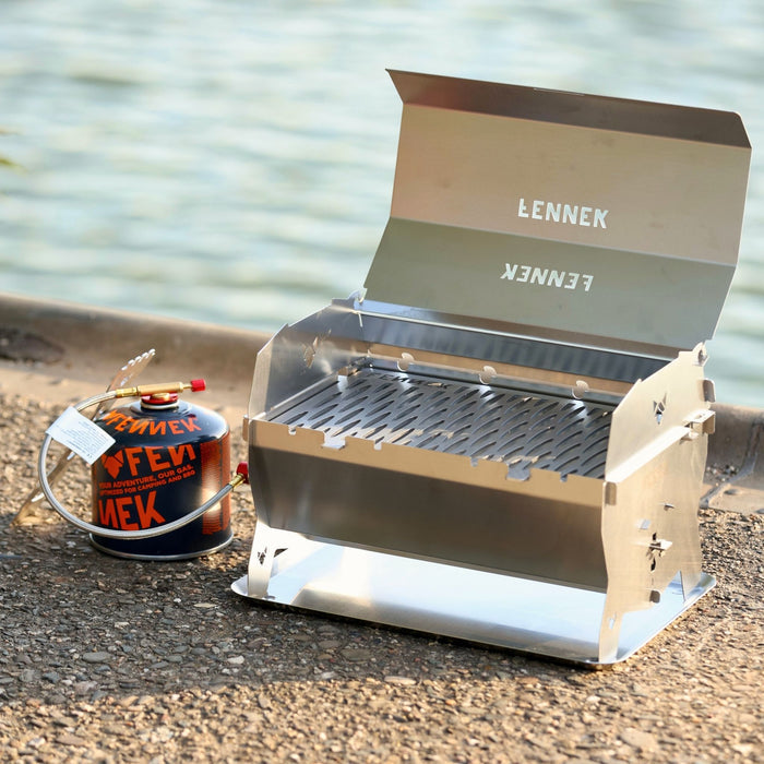 Fennek Gasgrill mobil komplett aufgebaut draußen am Wasser