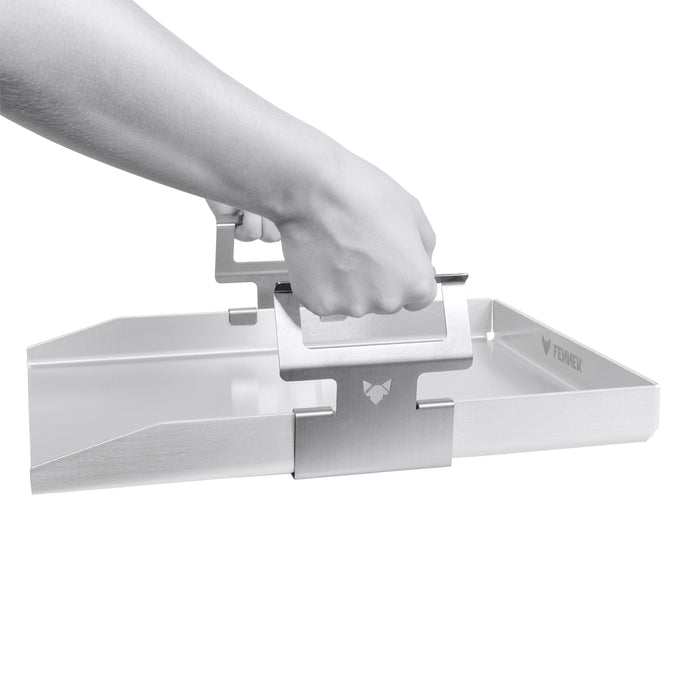FENNEK Universal Griffe für Plancha Platten zum Bewegen einer heißen Plancha. Made iN Germany. Montiert an einer FENNEK Plancha Teppanyaki Grillplatte 40 x 30 cm und angehoben mit Händen.