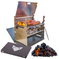 FENNEK Grill als Freisteller. Auf dem Grill liegt Grillgut. vor dem Grill etwas Glut. Im Grill befindet sich ebenfalls Glut. Der Alukoffer liegt vorne links.