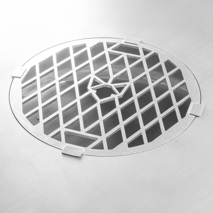 Mit unserem FENNEK Grillrost wird dein Steak zum absoluten Branding-Highlight! Hergestellt aus robustem 6 mm dickem Edelstahl und universell einsetzbar, kannst du ihn direkt auf die Feuerplatte oder Krone montieren und dein Grillgut perfekt garen. Mit dem integrierten FENNEK Kopf kannst du dein Steak und andere Leckereien auf ausgefallene Weise branden und deinen Gästen ein unvergessliches Grill-Erlebnis bieten. Der Grillrost ist nicht nur stylisch, sondern auch äußerst praktisch.