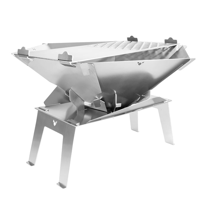 Edelstahl Grillplatte an einer mobile Edelstahl-Feuerschale auf einer Edelstahl-Erhöhung befestigt wurde.  Auf weißem Hintergrund.