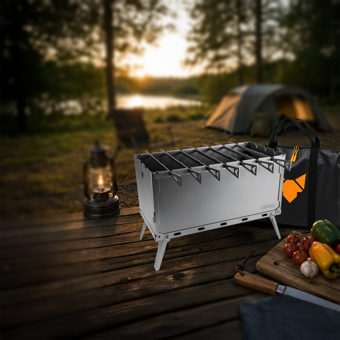 FENNEK Mangal Grill im Einsatz beim Camping am See im Sonnenuntergang mit Tasche und frischem Grillgemüse