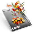 Titelbild zeigt die FENNEK Plancha für den Eders Boston Pro 4. Über der Platte schweben frisches Grillgemüse wie Zucchini, Paprika, Pilze und Tomaten. Inklusive „Made in Germany“-Siegel und FENNEK-Logo auf weißem Hintergrund.
