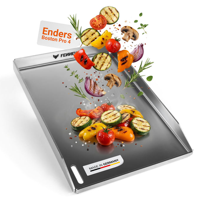 Titelbild zeigt die FENNEK Plancha für den Eders Boston Pro 4. Über der Platte schweben frisches Grillgemüse wie Zucchini, Paprika, Pilze und Tomaten. Inklusive „Made in Germany“-Siegel und FENNEK-Logo auf weißem Hintergrund.