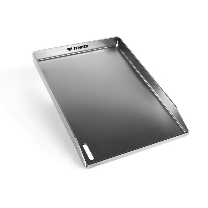 Freisteller der FENNEK Plancha 43 x 30 x 4 cm. Sie hat eine hochgezogene Vorderkante, damit kein Grillgut herunterfallen kann. Zusätzlich hat sie vorne links in der Ecke ein großzügiges Ablaufloch, worüber überschüssiges Fett und Grillreste in die Fettauffangwanne entsorgt werden können. Die vier Ecken sind offen, damit hier auch das überschüssige Fett abgeleitet werden kann. Ein Hingucker ist der eingravierte FENNEK Schriftzug. Mit ihren Maßen passt die Plancha perfekt zum Enders Boston Pro 4.