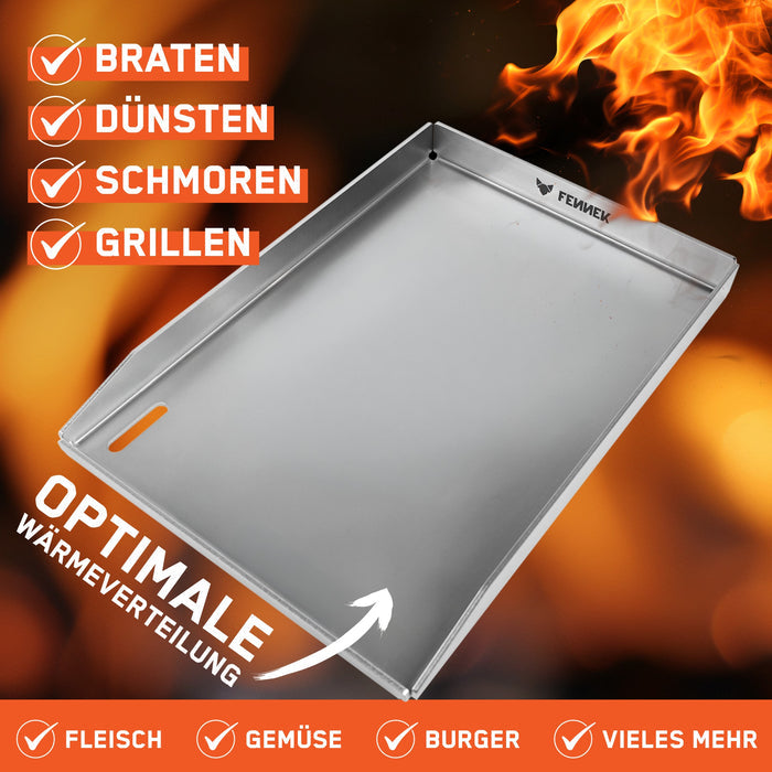 Bild zeigt die FENNEK Plancha 43 x 30 cm vor einem lodernden Flammenhintergrund. Die Infografik hebt die vielseitigen Funktionen Braten, Dünsten, Schmoren und Grillen hervor. Ein weißer Pfeil deutet auf die Fläche der Grillplatte mit dem Text „Optimale Wärmeverteilung“. Am unteren Rand werden Einsatzmöglichkeiten für Fleisch, Gemüse, Burger und vieles mehr aufgelistet.