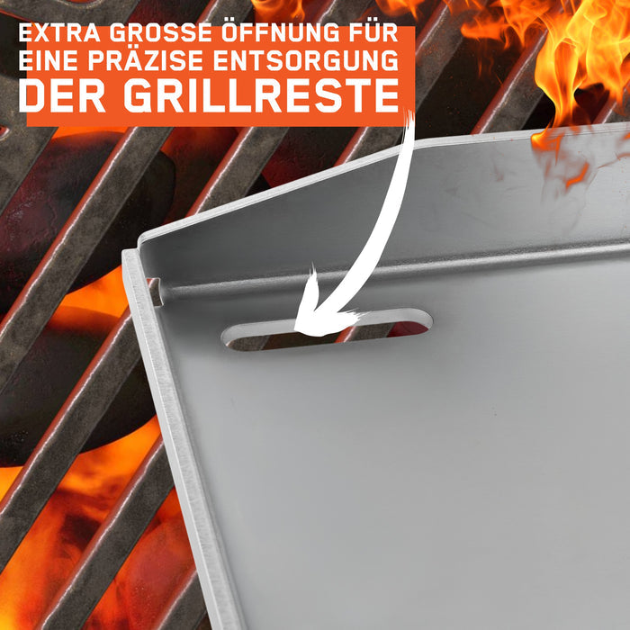 Detailaufnahme der FENNEK Plancha für den Enders Boston Pro 4 auf einem brennenden Grill. Ein weißer Pfeil markiert die längliche Öffnung in der Ecke der Platte. Diese extra große Öffnung ermöglicht eine präzise Entsorgung der Grillreste.