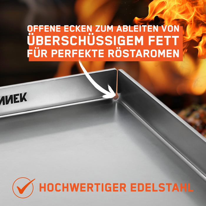 Detailaufnahme der Ecke von der FENNEK Plancha für Enders Boston Pro 4 vor einem Flammenhintergrund. Ein weißer Pfeil markiert die offene Ecke, welche das Ableiten von Fett ermöglicht, um die Bildung von Röstaromen beim Grillen zu optimieren.