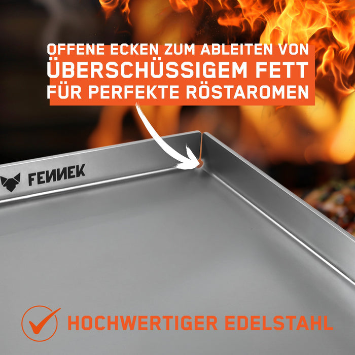 Bild zeigt eine Detailaufnahme der  Plancha. Der Fokus liegt dabei auf den offenen Ecken, die perfekt zum Ableiten von überschüssigem Fett sind - perfekt für Röstaromen. Die Plancha besteht zu 100% aus hochwertigem und lebensmittelechtem Edelstahl.