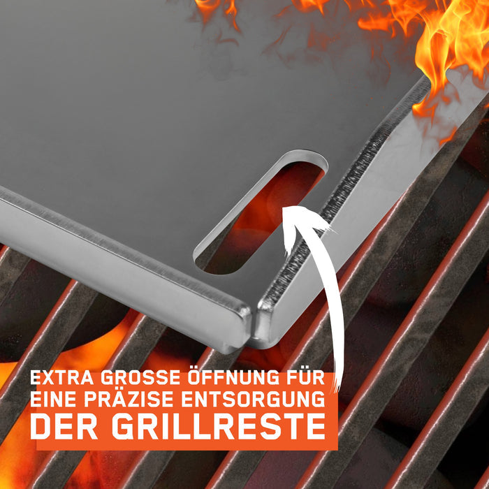 Nahaufnahme einer FENNEK Edelstahl-Plancha auf einem brennenden Grill. Ein weißer Pfeil markiert die extra große Öffnung in der Ecke der Platte. Die extra große Öffnung ermöglicht eine präzise Entsorgung der Grillreste.