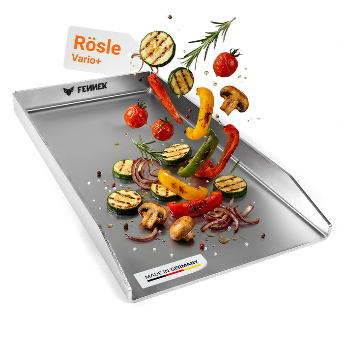 Titelbild zeigt die FENNEK Plancha für Rösle Vario+ Modelle. Über der Platte schweben frisches Grillgemüse wie Zucchini, Paprika, Pilze und Tomaten. Inklusive „Made in Germany“-Siegel und FENNEK-Logo auf weißem Hintergrund.