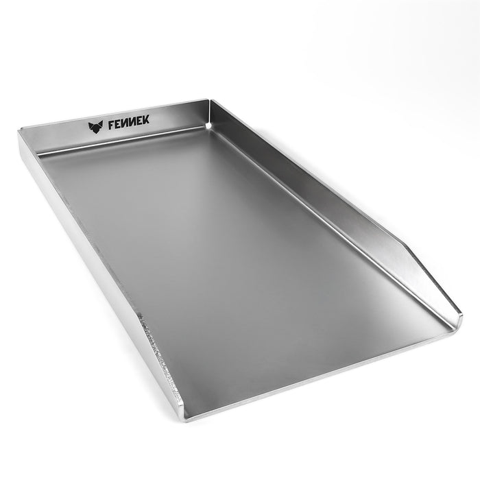 Freisteller der FENNEK Plancha 44,5 x 23,5 x 4 cm. Sie hat drei Kantungen, also keine hochgezogene Vorderkante. Die Ecken sind offen, damit Fett gezielt abgeleitet werden kann. Die Plancha ist unter anderem passend für viele Rösle Videro Vario+ Modelle. Made in Germany überzeugt sie von ihrer Qualität.