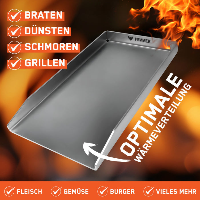 Infografik zeigt die FENNEK Plancha für Rösle Grills vor einem loderndem Flammenhintergrund. Das Bild hebt die vielseitigen Funktionen Braten, Dünsten, Schmoren und Grillen hervor. Ein weißer Pfeil deutet auf die Fläche der Grillplatte mit dem Text „Optimale Wärmeverteilung“. Am unteren Rand werden Einsatzmöglichkeiten für Fleisch, Gemüse, Burger und vieles mehr aufgelistet.