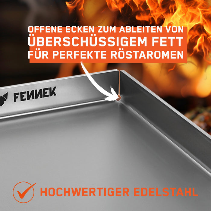 Die Detailansicht zeigt die Ecke der FENNEK Plancha für Rösle Grills vor einem Flammenhintergrund. Ein Pfeil markiert die offene Ecke zum Fettablauf. Text: „Offene Ecken zum Ableiten von überschüssigem Fett für perfekte Röstaromen“ und „Hochwertiger Edelstahl“.