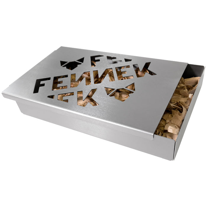 Freisteller der FENNEK Räucherbox schräg mit halboffenem Deckel und Schnitzel