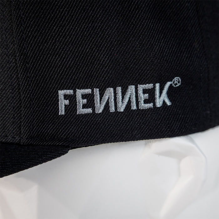 Detailaufnahme vom aufgestickten FENNEK Schriftzug.