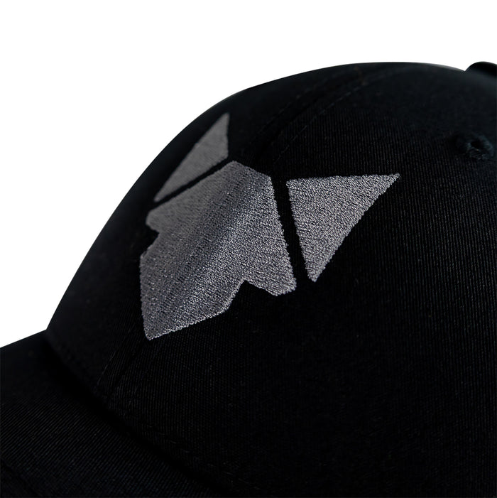 Detailaufnahme der Basecap mit aufgesticktem FENNEK  Logo in grau.