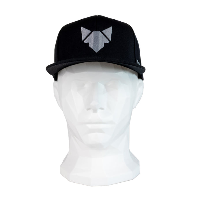 FENNEK snapback von vorne in schwarz mit grauem Logo