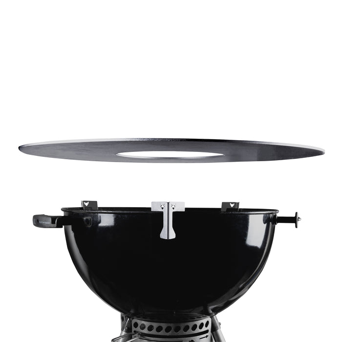 Freisteller Universal Abstandshalter aus Edelstahl für Feuerplatten - 3er Set mit Kugelgrill und Feuerplatte. Anwendungsbeispiel.