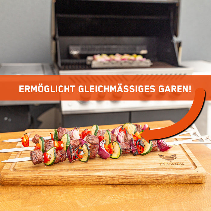 Das Bild zeigt im Hintergrund Bild zeigt den FENNEK Universal Grillspießhalter mit sechs Spießen auf einem Gasgrill. Im Vordergrund sieht man drei fertig gegrillte Spieße auf dem großen FENNEK Schneidebrett. Darüber steht: "Ermöglicht gleichmäßiges Garen!"