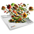 Die FENNEK Plancha 30 x 40 cm als Freisteller. Auf ihr sind schwebend Burger, Spiegelei, frisches Grillgemüse und Salat zu sehen. Made in Germay